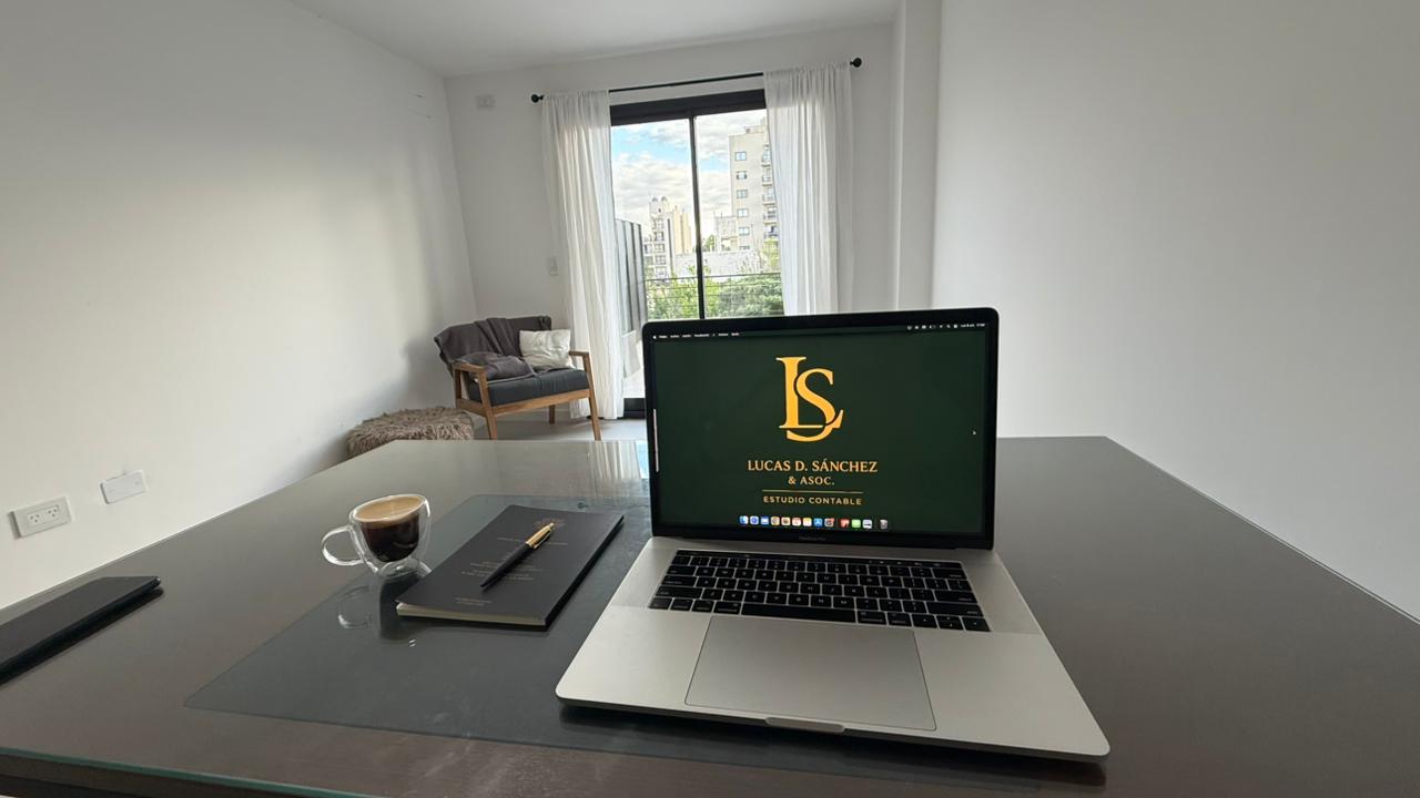 Profesional analizando datos contables